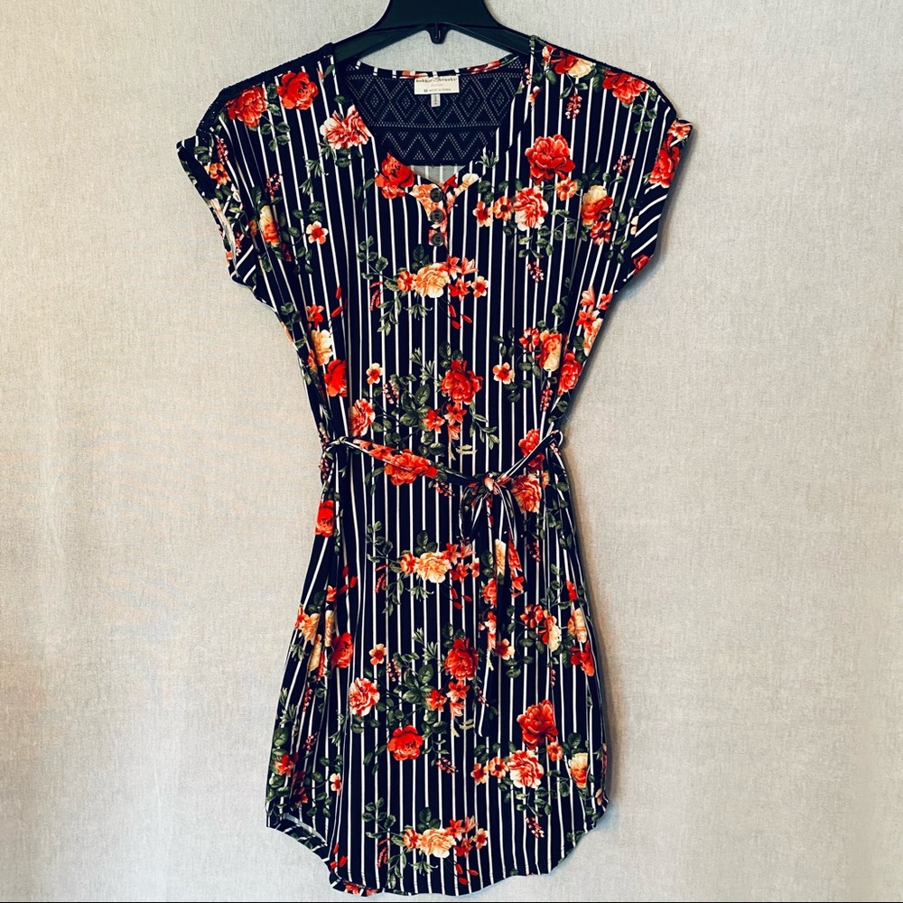 Short sleeve lace back dress blue and white stripe